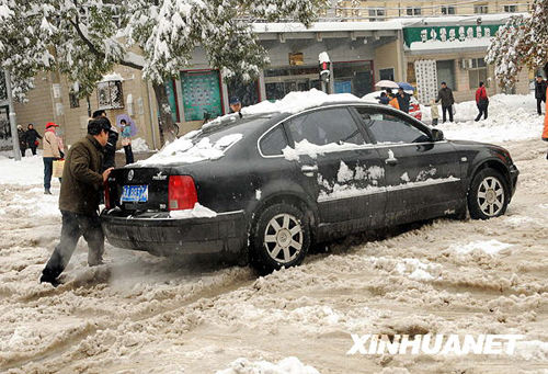 11��11�գ�������ʯ���f���^�Ƅ�(d��ng)����ѩ�е���܇�����A��ӛ�� �־�� �z