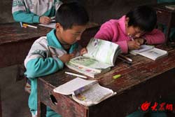 ����С�W(xu��)�F(xi��n)�ڵ�У�Ὠ��1976�꣬�������ʧ�ޣ����ݶ��ѽ�(j��ng)�����f�������������Ҳ�ǽ�У�r(sh��)���õģ�����������ѽ�(j��ng)���gÓ�䣬�е��������ѽ�(j��ng)���_�˴󶴡�