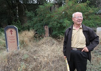 ������վ�ڸ�ĸ��Ĺǰ��Щ��Ȼ