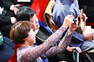 12��10�գ�Ī�Եķ��˶����m���ϣ���Ů����ЦЦ���C���F�����ա� ���A��l