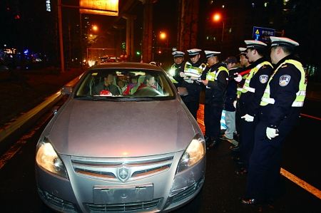 �������ϰ���һ��Ů�ӽ�����ѵ�܇�]��Ҏ���Ғ�̖���������R��12�ֵ�̎�P��ӛ��