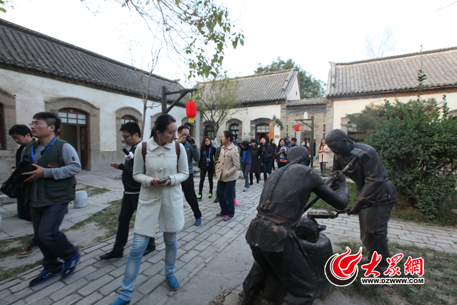 27�գ����۽���һȦһ����������ʮ���Ї��W�jý�wɽ�|�С����L�F���M����600����vʷ�����Q�顰�R����һ�Ŵ塱������������������ԣ���^������������r�ڵ�ɽ�С�W������ã��F�ѳɞ��J�P�|�Ļ���չʾ�^��