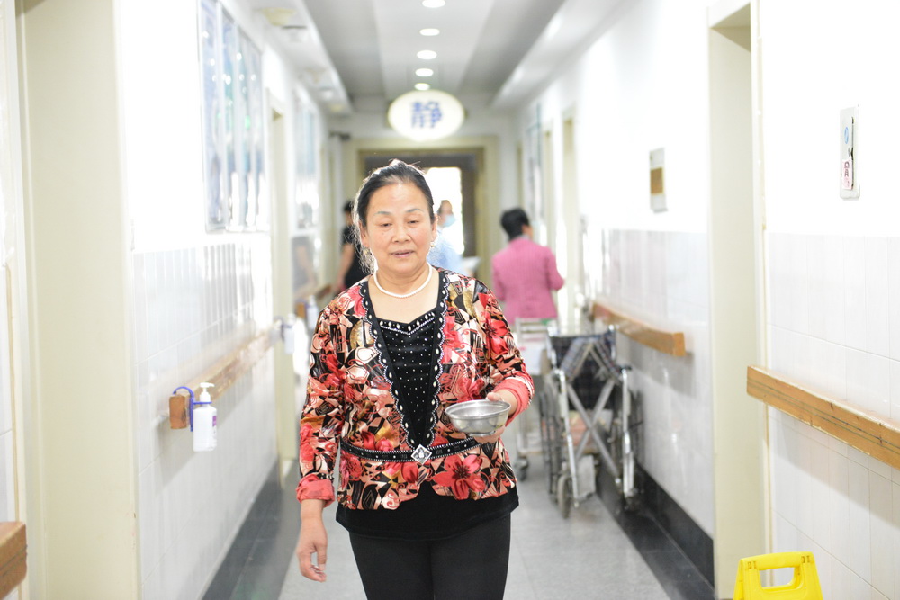 �Ї������M(j��n)�����g����������B(y��ng)���I(y��)�İl(f��)չ�ń����𲽣����������˵��P(gu��n)�ۣ���Ҫȫ������P(gu��n)ע�����t(y��)Ժ��ס���У�Ҳ��һλ����ʹ���ڷ�I(xi��n)�������ǰ낀���ӣ��낀Ů����