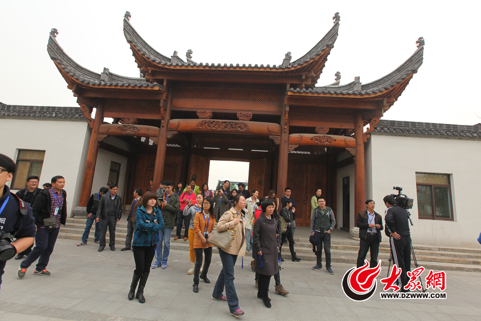 11��������õĻ��ɽ������ƓP�ĹŹ~���и��@�ζ�����L�F���M�@��·����R���ϣ����o���⣬�@��߀չʾ�����ƴ󎟵�����ˇ�g��Ʒ��Ѭ�����������B�������󱊾Wӛ�� ���L�� �z