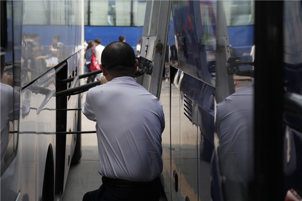 �l(f��)܇λ�ϣ��Mխ��܇�v�g϶�У��{�TС�ĵ������P(gu��n)�]����œ�T���������zӰ ɽ�|���\(y��n)  ��������.jpg