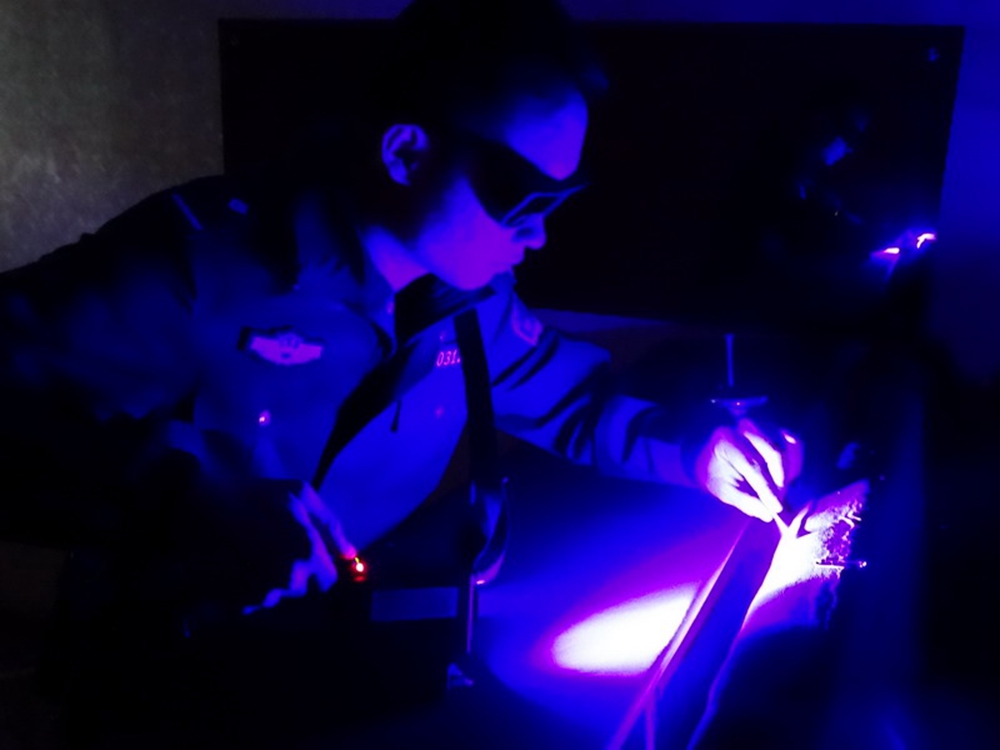 ���l(f��)�F(xi��n)�c��ȡ�����_(t��i)�h�����ּ��g(sh��)�ˆT��(du��)ĳ�v��F(xi��n)��(ch��ng)�M(j��n)�ЬF(xi��n)��(ch��ng)����Ĺ�����Ƭ���z�h(hu��n)����ڰ��h(hu��n)�����{(l��n)ɫ��鼤�����䵽���w������a(ch��n)���Ĺ⣬��ɫ��ߞ鼤���ߡ�  �zӰ  ����ˮ �Ԓ��13070679063.JPG