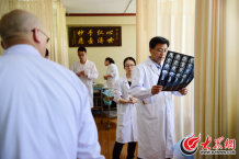 13���������м��о�һλ���ߵ�CTƬ��ͨ�^����CTƬ��������Дೣ��׌�����@����̫���ˡ����󱊾W(w��ng)ӛ�� ���L�� �z.jpg