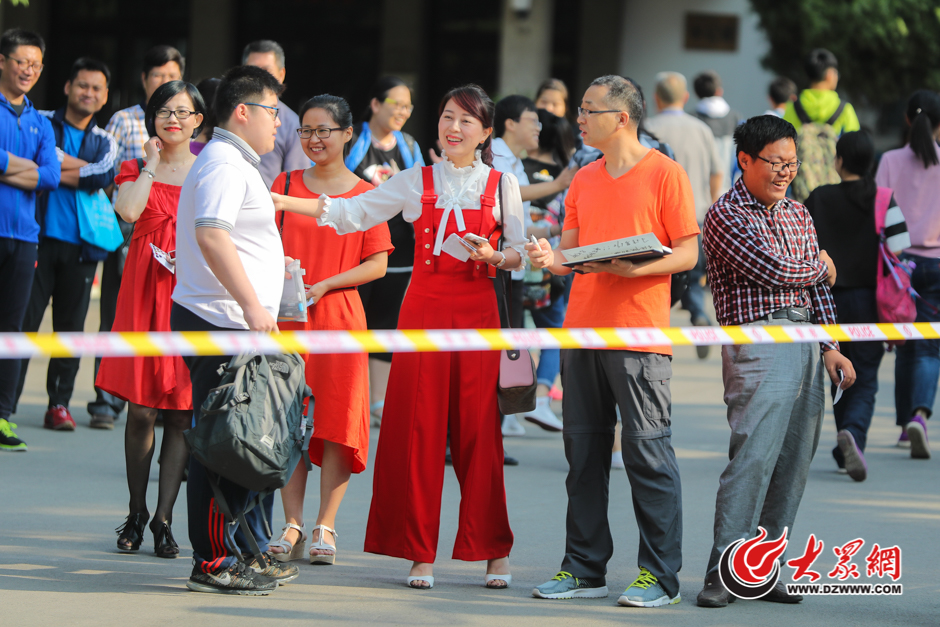 6��6��7�����磬��ɽ�|ʡ��򞿼�c��������m(x��)�M�뿼�����Ϳ����ώ����s��ͬ�ش��ϼtɫ�·����鿼�����͹Ąš��󱊾W(w��ng)ӛ�� �W(w��ng)�L�� �z.jpg