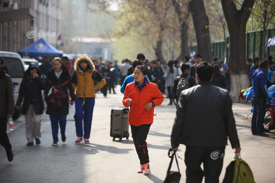 4��8�գ�ɽ�|������W�w�����⣬һ���\�ӆT���ܲ����������գ�ɽ�|ʡ2015����ͨ��У���ո�ˮƽ�\�ӆT��헜yԇ��ʽ���_�Ļ������ɽ�|ʡ���п���3104�˅��Ӹ�ˮƽ�\�ӆT��헜yԇ���󱊾Wӛ�� ���L�� �z