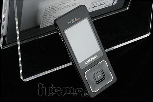 緊貼纖腰美臀夏日便攜輕薄時尚手機(jī)推薦(3)