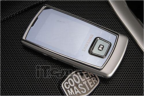 緊貼纖腰美臀夏日便攜輕薄時尚手機(jī)推薦(5)