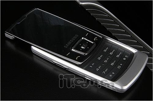 緊貼纖腰美臀夏日便攜輕薄時尚手機(jī)推薦(5)