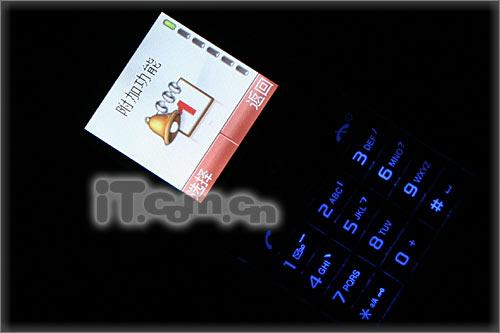 共享簡單生活索愛低端直板機K200c評測(2)