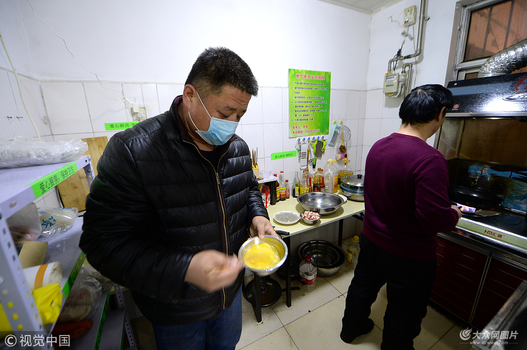 2��5�գ����ϡ��ڽ���·�c����·����ږ|���ȵľ���Ƕ��ǣ���һ̎40��ƽ���׵ĳ����ݣ��T�ڑҒ��������ďN���������ӣ����Ժʝɵ��S��܊�����܊�ڏN�������ˣ������ĺ��Ӷ����а�Ѫ�����ڸ�����ʡ���tԺסԺ�Ρ�