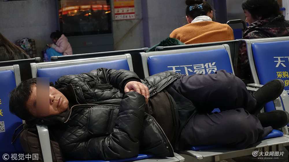 2018��2��5�գ����ϻ�܇վ��܇��d���M�˳˿ͣ������ؼ�·Ҳ��׌�˿�ƣ�v�������ܶ�˿Ͷ��������ϳ�����˯��������Щ�˿��ڵذ���ϯ�ض��P��