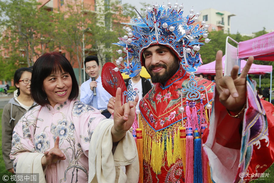 2018��5��13������ɽ�|���u�������Ї�ʯ�ʹ�W(xu��)�e�еľ����Ļ��w�(y��n)���(d��ng)�������Թ��_��˹̹���ͻ�˹̹��������ȇ��ҵ���W(xu��)�����c��������u���Ї�ʯ�ʹ�W(xu��)�ľ���Ʊ��һ���W(xu��)��(x��)�������w�(y��n)�Ї����y(t��ng)�򄡵�������