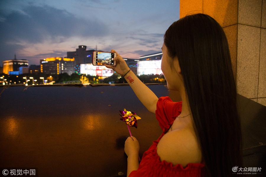 2018��6��24�հ��������ϳ��FΨ���Ļ������⣬̫ꖏ��ƌ���ɢ����â���������ˡ�ҹĻ���R�������������ѵ���Ȫ�ǏV���|���^���L�ȣ������ͳ��֙C���գ����p�@��������ϼ��