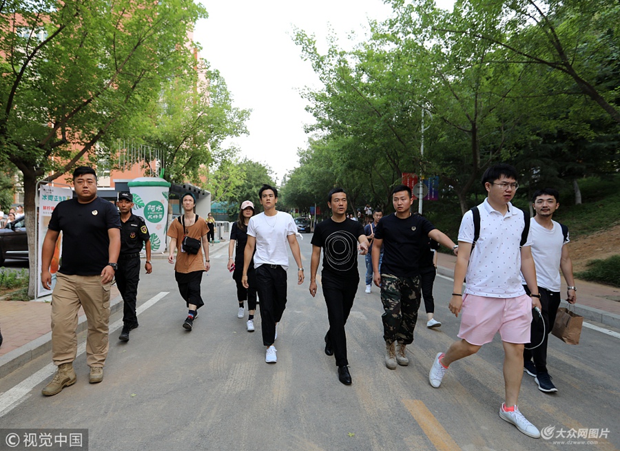 7��6�գ����ϣ������̡��η��ս�ɽ�|Ӣ�ŌWԺ����(sh��)ǧ�˾ۼ��ڲو���ꇡ���Ƭȫ��·������ɽ�|Ӣ�ŌWԺ�������̡��η��͌W�ӃA�黥�ӣ����ˡ�һ��һ�ס����Ϳ��ʮ�㣬��У�@��(n��i)���߿��ƺڎʹ��У��������ӰƬ����