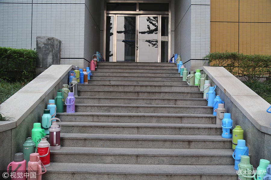 2018��10��16������(j��)��һ��УУ�@��(sh��)��ůƿ���(du��)���������n����(j��)�˽��_ˮ�g���x�����жξ��x��ͬ�W(xu��)һ���Ȍ�ˮ���Ȼ�����ˮ���܇��ȴ���������(x��)�ٌ�ˮƿ�û،�����