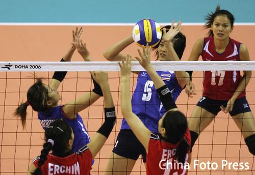 ���ʮ�����˕��ÜI�ۄ��˸�����Ů��ѩ����(�D)