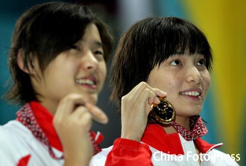 ���ʮ�����˕��ÜI�ۄ��˸�����Ů��ѩ����(�D)