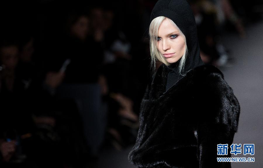 2��17�գ�ģ����Ӣ�����ؕr�b����չʾTom Ford 2014�ﶬŮ�b��