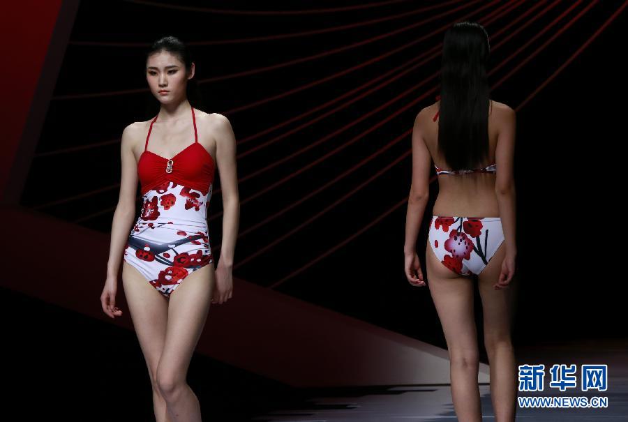 3��28�գ�ģ���ڱ����e�еġ�2015��ɳӾ�b����څ�ݰl��������չʾ�¿�Ӿ�b�OӋ�� ���A��ӛ�� ������ �z