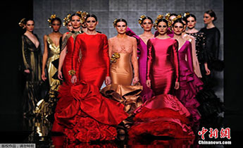 ��������r�b�� ������Ů��չ�F�����c��Ұ