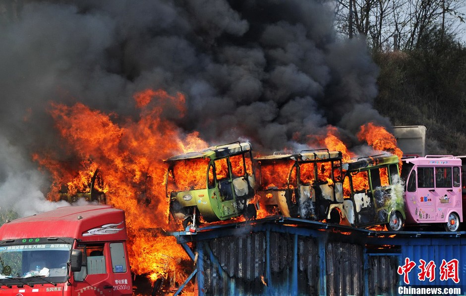 11��19������14�r30���S���ڸ��y���ٽ������Ȳ��ŶΏ]ɽ���Յ^���·�Σ�һ�v�M�d��ʮ�v늄���݆܇�Ĵ���؛܇ͻȻ�l����ȼ���F���⟟�L�L�����݃��͡�