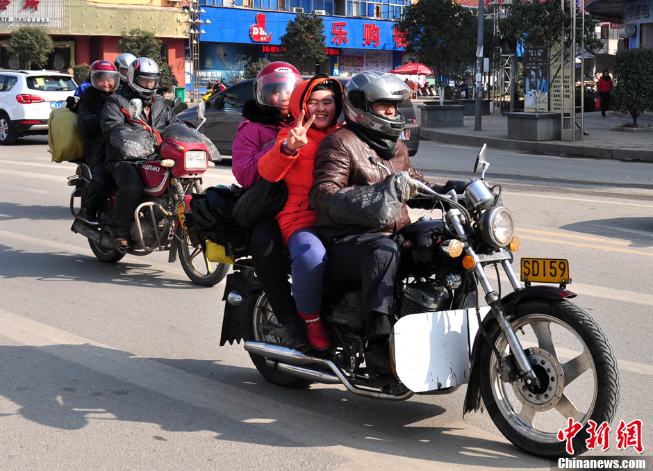 1��19�գ����l�r���TĦ��܇����ڽ���ʡ���d��·�Ρ�2014�괺�\�ԁ�������ʡ���d�й�·��ÿ����1000���v���Σ��r�񹤵�Ħ��܇;���@�ﷵ�l�����˽⣬���d���r�񹤏Ľ�����TĦ��܇�����M�|���ıؽ�֮·�����ػ� �z