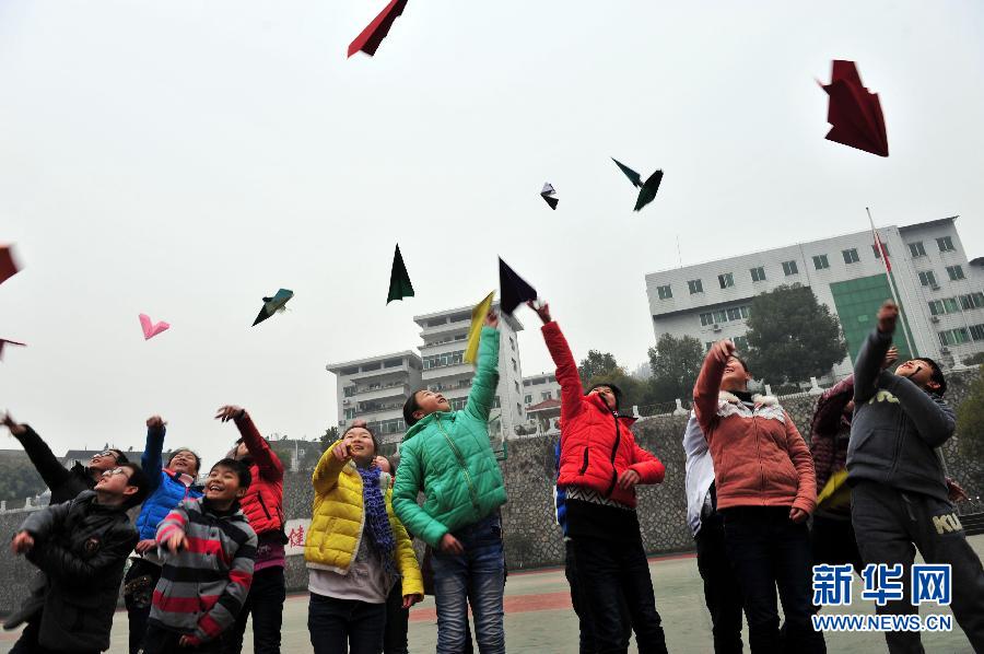 2��16�գ�����ʡ���w�h��С�W�_�W�ĵ�һ�������w�h����ЌW�W�����Լ��W�ڵ�ף����ϣ�����������ɫ�ļ��w�C�ϣ��S����������A��l�����x�� �z��