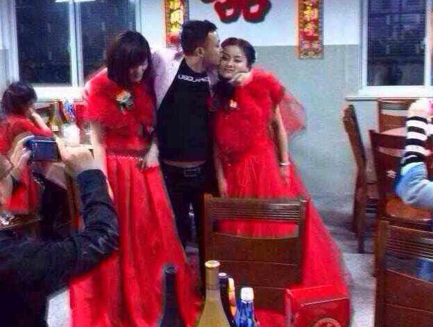 ������ɽ����P�^���Ђ��е�Ȣ�˃ɂ���������Ƭ�ϵġ����ɡ��ǂ�80������ʷ�����@��ʷĳ�c�ɂ�������е��κ�һ�˶��]�е�ӛ�Y�顣