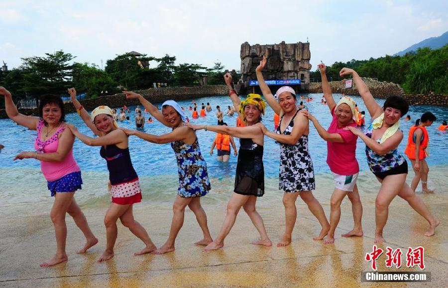 6��29�գ��������ף�һȺ�Ї����ڏV�|ɭ��������ˮ�ȵ���Ӿ��߅�����V���裬�����˱����ο͵��۹⡣������l ������ �z