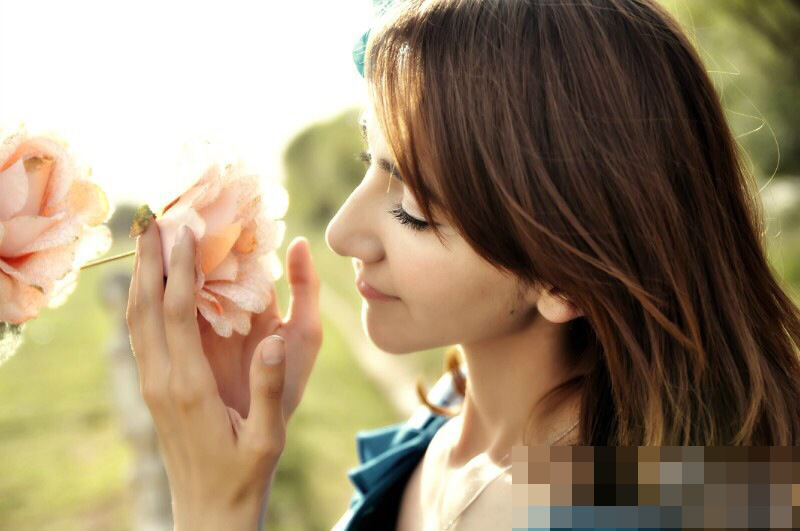 ��7��7�գ����Ї����W�ϳ��F��һλ�½�����ǰ��Ů�ؾ�����Ƭ������Ƭ�ϵ��@λ�����������üĿ������Ƥ�w��𪣬һ����ɫ�ؾ��𶷷�Ӣ���Sˬ�ֲ���Ů�Ӌ��ġ�