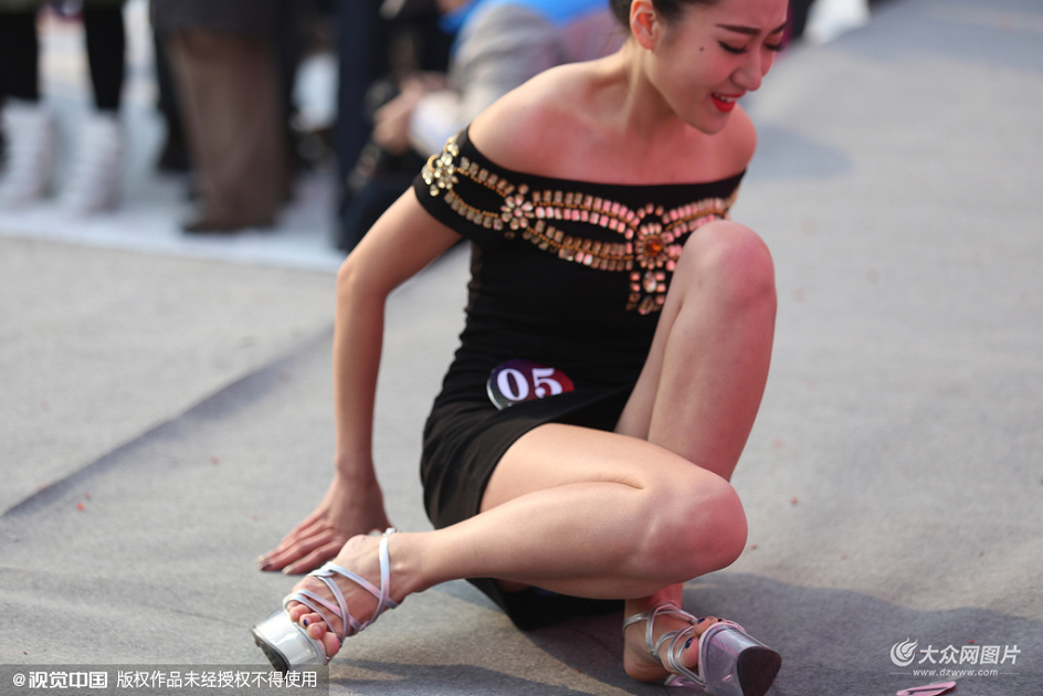 2015��12��20�գ�����ĳ��ѩ���e�б�ѩ���˴�ِ����ِ�֞��ˇ�����ۡ����b���Ȼ���չʾ��10λ��Ů�����ó�����^��������չʾ��