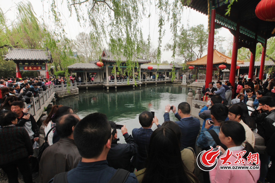 4��2�գ�����С�L�ٵĵ�һ�죬���u�顰���µ�һȪ���ĝ�����ͻȪ���^�D�M���^Ȫ���ο͡����գ�������ͻȪ����ˮλ����27.48�ף���һ�νӽ�ͣ�����侀�����@���]��Ӱ푁���ο͵ğ��顣�󱊾Wӛ�� ���L�� �z