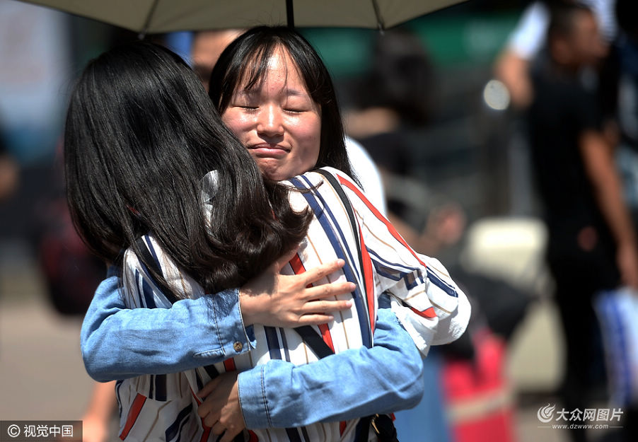 6��25�գ�ɽ�|ʡ�����У�6�µ׸���Уӭ�����I(y��)�x�e����һ����W(xu��)���x�_У�@���ڝ��ϻ�܇վ�����������N�y���y�ֵĮ��档