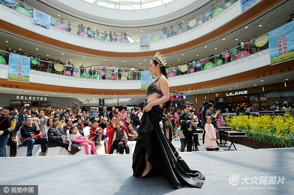 4��2�գ�ɽ�|ʡ̩���У�һ�̈��e�k̩���L��չʾ�㣬��Ո��5�����b�ۺ��ߣ���������������175-180�������������L�l�ĉ�С���ӡ�