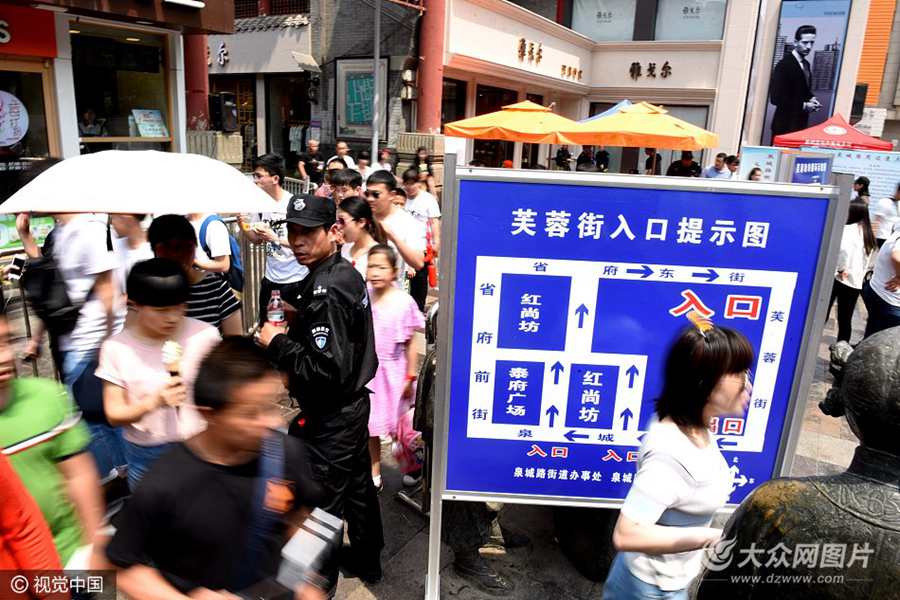 2017��4��30�գ���һ���ڵڶ��죬��ɽ�|��(j��)��ܽ�ؽփ�(n��i)���f��ɽ�˺����粽�y�У��̶�432�׵�ܽ�ؽ֣���Ҫ��һ��(g��)��С�r(sh��)���̑�(h��)�Ľ��u(m��i)���ο͵����[���^�ڶ�����ɫ��ʳ�����˴����ο͡�