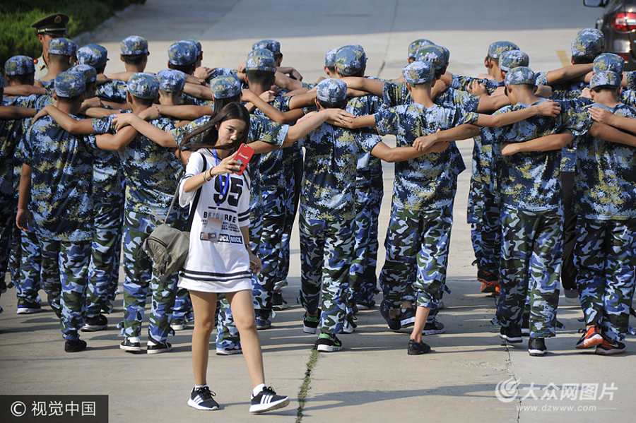 2017��8��31�գ�ɽ�|���_��һλŮʿ��܊Ӗ�W���鱳���������