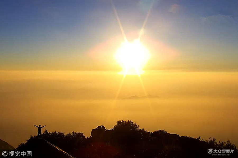 2018��7��22����ɽ�|̩�������������Ӱ푣���̩ɽ���ο�ǡ��̩ɽ�ճ����ƺ�������