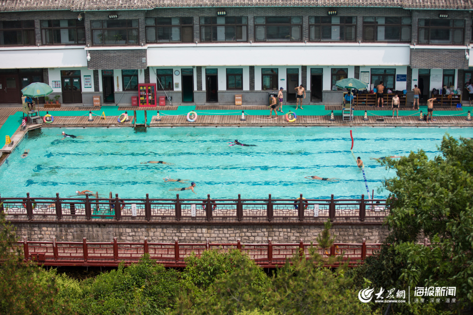 �D1 ���������£������ںڻ�Ȫ�ϵ�Ȫˮԡ����Ӿ����������������󱊾W(w��ng)��������ӛ�� ���ٔz.jpg