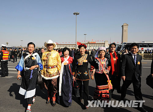 3月3日,全國政協(xié)委員抵達(dá)天安門廣場。 3月3日,中國人民政治協(xié)商會議第十一屆全國委員會第一次會議在北京人民大會堂開幕。 新華社記者高潔攝