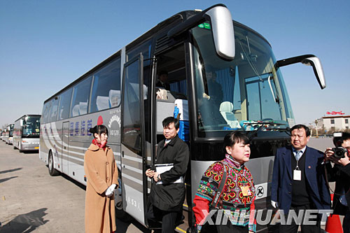 3月3日,全國政協(xié)委員乘坐車輛抵達(dá)天安門廣場。 3月3日15時,中國人民政治協(xié)商會議第十一屆全國委員會第一次會議將在北京人民大會堂開幕。 新華社記者 龐興雷攝