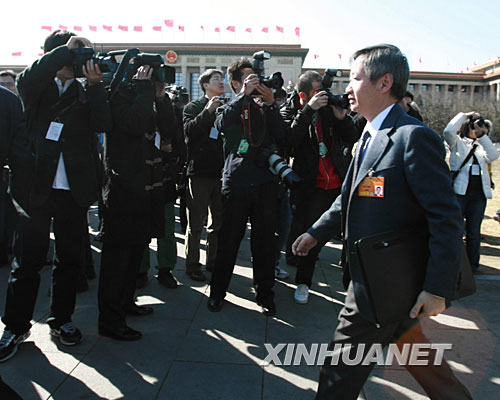 3月3日,攝影記者在北京人民大會堂前采訪拍攝剛剛抵達(dá)的全國政協(xié)委員。 3月3日15時,中國人民政治協(xié)商會議第十一屆全國委員會第一次會議將在北京人民大會堂開幕。 新華社記者 尹棟遜 攝