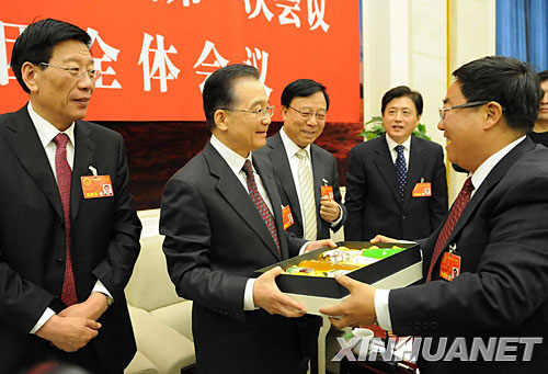 3月6日,中共中央政治局常委、國務(wù)院總理溫家寶參加十一屆全國人大一次會議甘肅代表團的審議。這是來自甘肅隴南的代表發(fā)言后向溫家寶介紹我國唯一具備規(guī)模的油橄欖產(chǎn)區(qū)的產(chǎn)品。 新華社記者李學(xué)仁攝