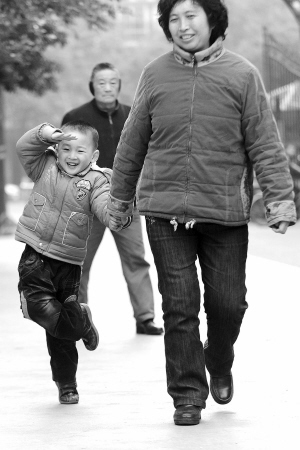 “敬禮娃娃”:不吃棒棒糖 省錢買房子